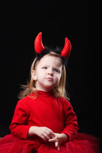 Маленький диявол на темному фоні — стокове фото