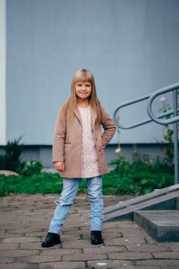 güzel genç kız sokakta poz