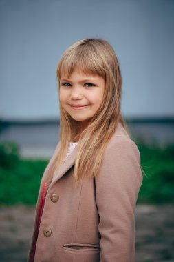 güzel genç kız sokakta poz