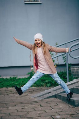 güzel genç kız sokakta poz