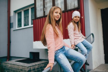 sokakta iki güzel kız