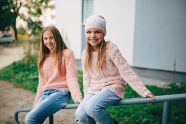 sokakta iki güzel kız