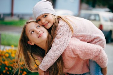 sokakta iki güzel kız