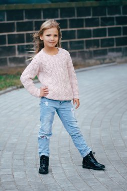 güzel genç kız sokakta poz