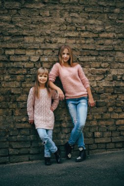 sokakta iki güzel kız