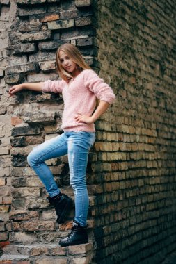 güzel genç kız sokakta poz