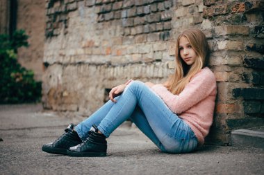 güzel genç kız sokakta poz