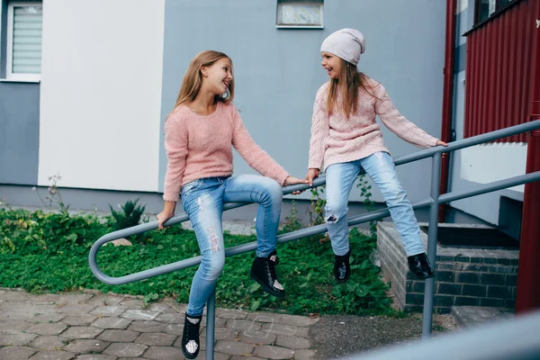 Dua gadis cantik di jalan — Stok Foto