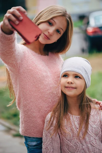 Two beautiful little girls making selfie — Stock Photo, Image