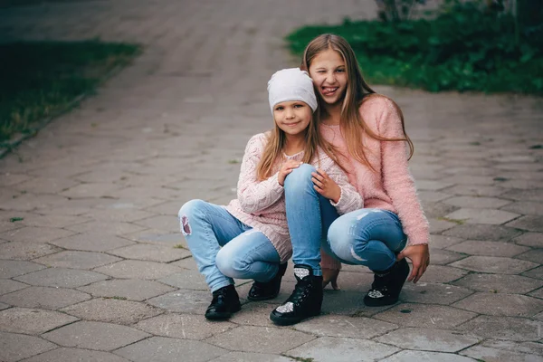 Dvě krásné holky na ulici — Stock fotografie
