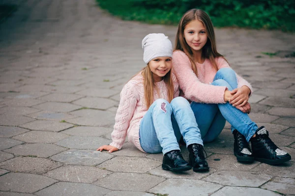 Two beautiful girls on the street — Stock Photo, Image