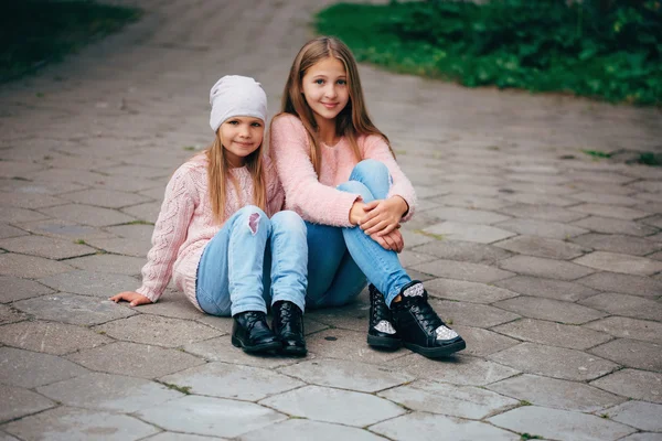 Two beautiful girls on the street — Stock Photo, Image