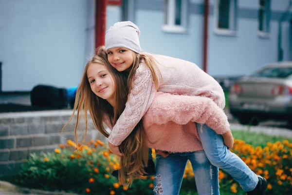 Two beautiful girls on the street — Stock Photo, Image