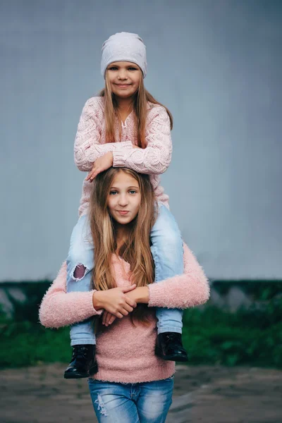 Twee mooie meisjes op straat — Stockfoto