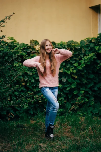 Hermosa joven posando en la calle — Foto de Stock