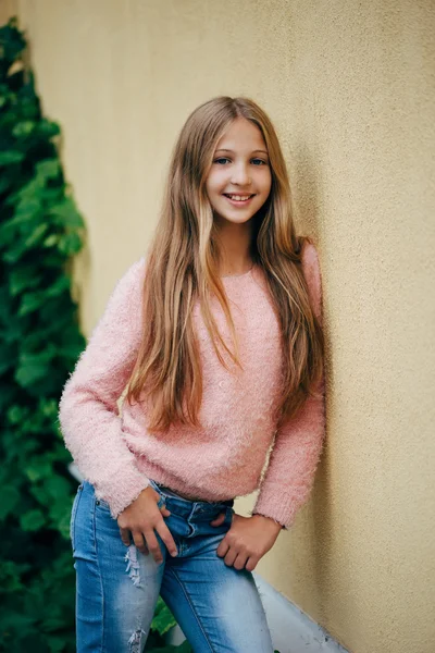 Hermosa joven posando en la calle — Foto de Stock