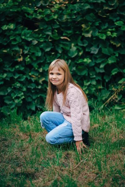 Mooi jong meisje die zich voordeed op straat — Stockfoto