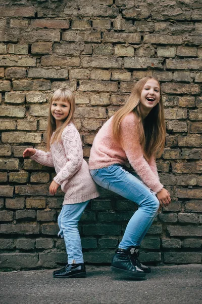 Två vackra flickor på gatan — Stockfoto
