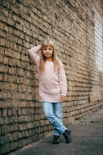 Mooi jong meisje die zich voordeed op straat — Stockfoto