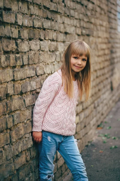 Mooi jong meisje die zich voordeed op straat — Stockfoto