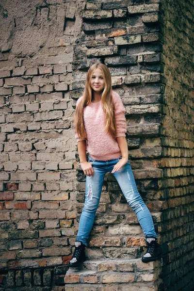 Beautiful young girl posing on the street — Stock Photo, Image