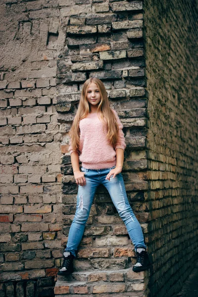 Bela jovem posando na rua — Fotografia de Stock