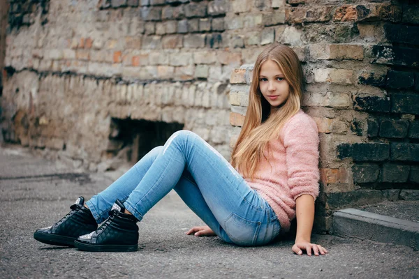 Beautiful young girl posing on the street — Stock Photo, Image