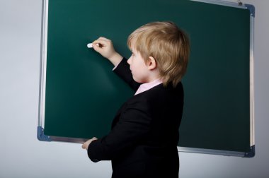 yazı tahtası ile küçük komik çocuk