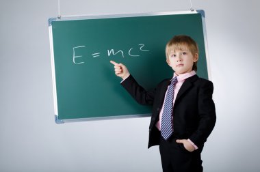 yazı tahtası ile küçük komik çocuk