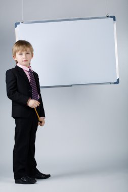 yazı tahtası ile küçük komik çocuk