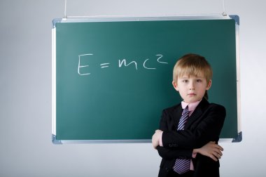 yazı tahtası ile küçük komik çocuk