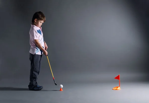 Liten pojke spelar minigolf — Stockfoto