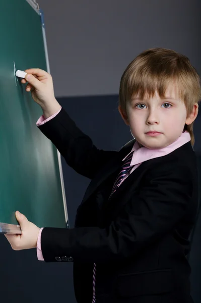 Pequeño chico divertido con pizarra — Foto de Stock