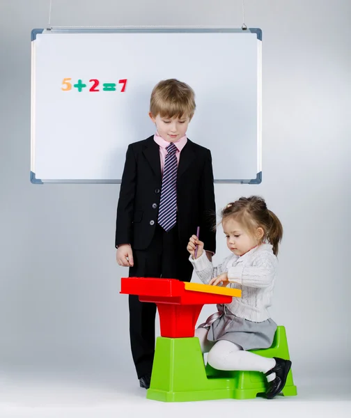 Jonge jongen onderwijs zus — Stockfoto