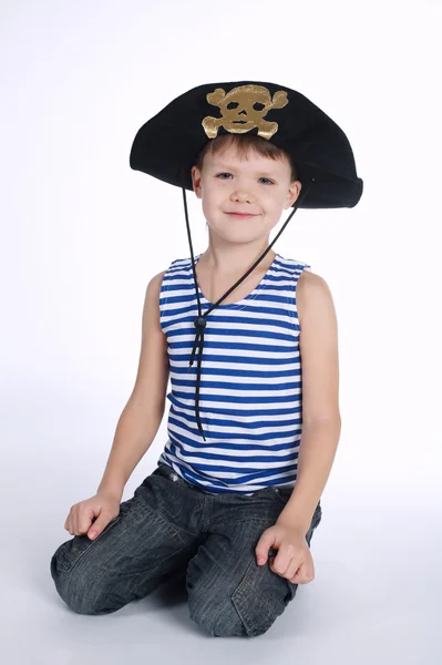 Маленький хлопчик в піратському костюмі на білому — стокове фото