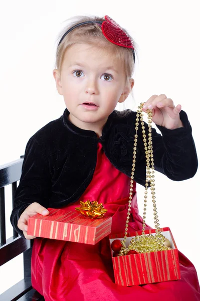 Felice ragazza con regalo su sfondo bianco — Foto Stock