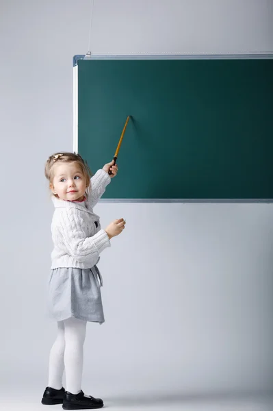 Schattig klein meisje met schoolbord — Stockfoto