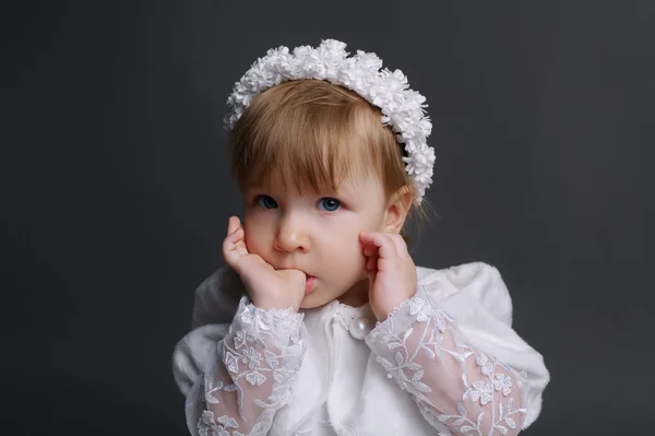 Pequena menina bonita em vestido de noiva — Fotografia de Stock