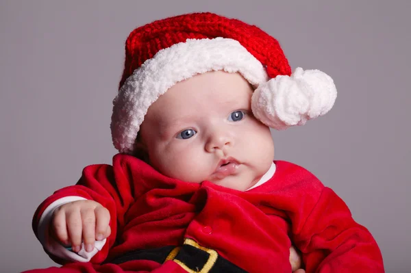 Niedliches Baby mit Weihnachtsmann-Kostüm — Stockfoto