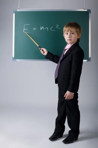 Yazı tahtası ile küçük komik çocuk — Stok fotoğraf
