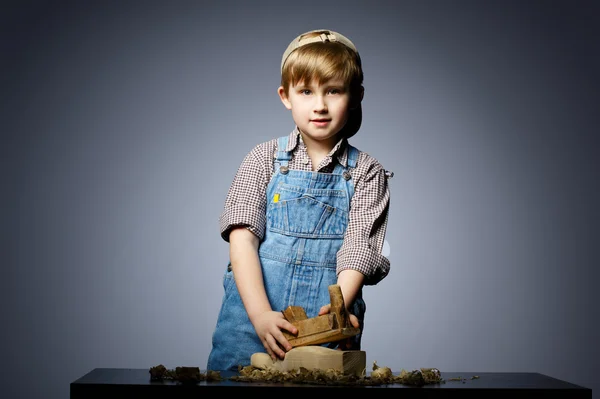 Pequeño niño trabajando con avión —  Fotos de Stock