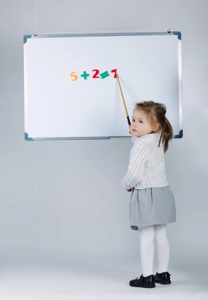 Schattig klein meisje met schoolbord — Stockfoto