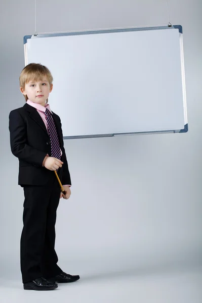 Pequeno engraçado menino com blackboard — Fotografia de Stock