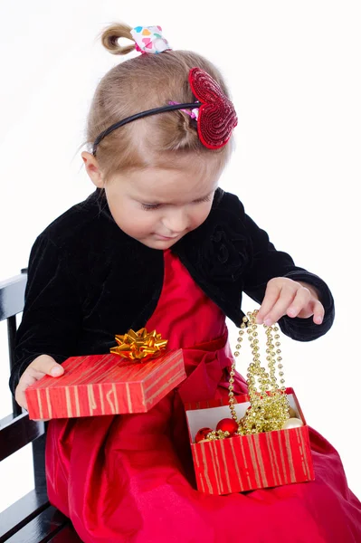 Felice ragazza con regalo su sfondo bianco — Foto Stock