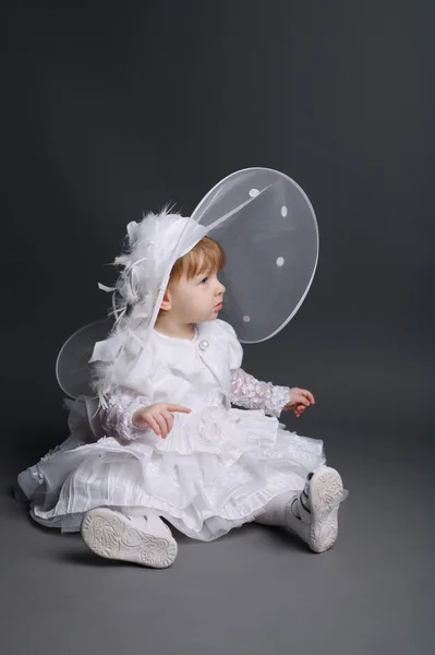 Pequena menina bonita em vestido de noiva — Fotografia de Stock