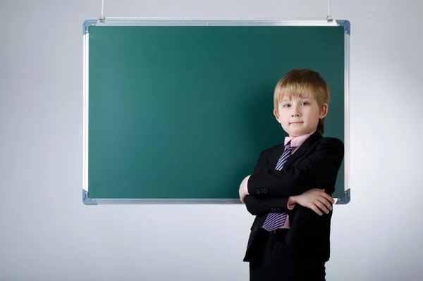 黑板上的小滑稽男孩 — 图库照片