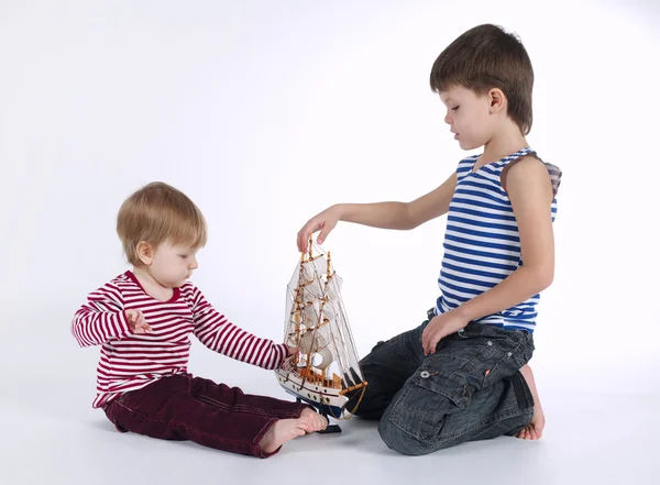 Junge und Mädchen spielen mit Schiff — Stockfoto