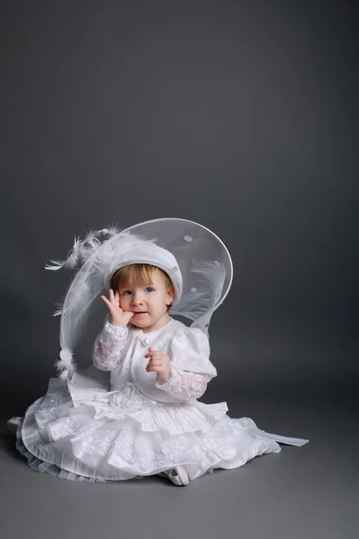Pequena menina bonita em vestido de noiva — Fotografia de Stock