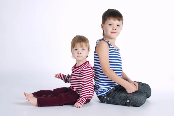 Deux portraits drôles de frères et sœurs sur fond blanc — Photo