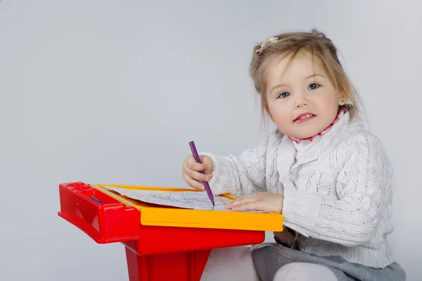 Sorrindo menina na mesa desenhar — Fotografia de Stock